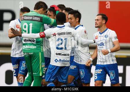 Ghent, Belgio. 28 gen, 2018. Gent team group (Gent) Calcio/Calcetto : Gent team group celebrare dopo Andrijasevic's obiettivo sul belga 'Jupiler Pro League" corrispondono tra KAA Gent 2-0 Club Brugge a Ghelamco Arena di Gand, Belgio . Credito: Mutsu Kawamori/AFLO/Alamy Live News Foto Stock