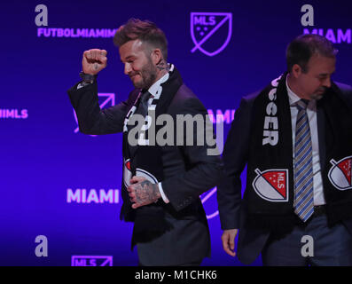 Miami, Florida, Stati Uniti d'America. 29 gen, 2018. DAVID BECKHAM, ex Major League Soccer player, celebra il premio di un Miami team di espansione a un annuncio a Adrienne Arsht Center. Credito: Sun-Sentinel/ZUMA filo/Alamy Live News Foto Stock