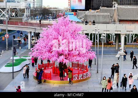 Beijin, Beijin, Cina. 26 gen, 2018. Pechino, Cina-26th Gennaio 2018: artificiale Peach Blossoms può essere visto durante il periodo invernale a Xidan Commercial Street a Pechino. Credito: SIPA Asia/ZUMA filo/Alamy Live News Foto Stock