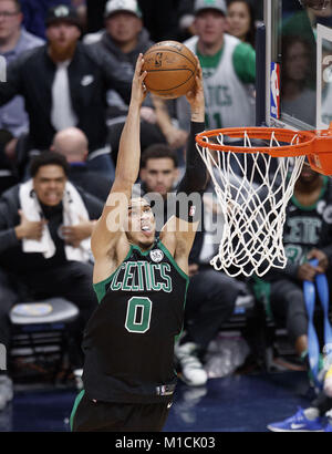 Denver, Colorado, Stati Uniti d'America. 29 gen, 2018. Celtics JAYSON TATUM va per un dunk durante la 2a. La metà presso il Pepsi Center lunedì notte. I Celtics battere le pepite 111-110. Credito: Hector Acevedo/ZUMA filo/Alamy Live News Foto Stock