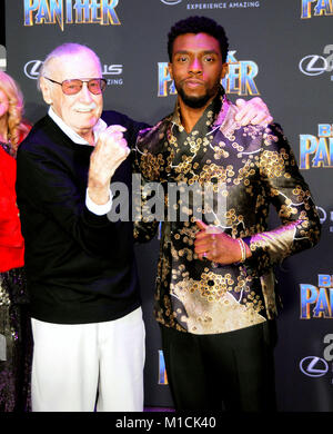 Los Angeles, California, USA. Il 29 gennaio, 2018. (L-R) Writer/produttore di Stan Lee e attore CHadwick Boseman assiste la Premiere mondiale di Marvel Studios" "Black Panther' al teatro Dolby on gennaio 29, 2018 a Los Angeles, California. Foto di Barry re/Alamy Live News Foto Stock