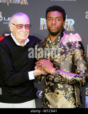 Los Angeles, California, USA. Il 29 gennaio, 2018. (L-R) Writer/produttore di Stan Lee e attore CHadwick Boseman assiste la Premiere mondiale di Marvel Studios" "Black Panther' al teatro Dolby on gennaio 29, 2018 a Los Angeles, California. Foto di Barry re/Alamy Live News Foto Stock