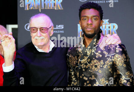 Los Angeles, California, USA. Il 29 gennaio, 2018. (L-R) Writer/produttore di Stan Lee e attore CHadwick Boseman assiste la Premiere mondiale di Marvel Studios" "Black Panther' al teatro Dolby on gennaio 29, 2018 a Los Angeles, California. Foto di Barry re/Alamy Live News Foto Stock