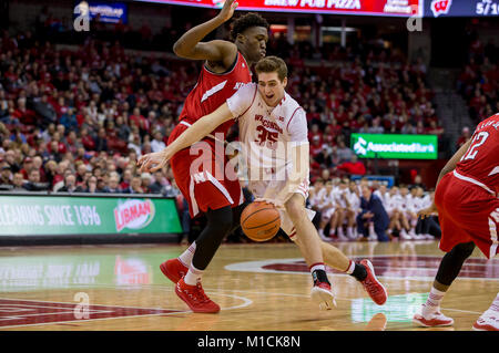 Madison, WI, Stati Uniti d'America. 29 gen, 2018. Wisconsin Badgers avanti Nate Reuvers #35 rigidi per il cestello durante il NCAA pallacanestro tra il Nebraska Cornhuskers e Wisconsin Badgers a Kohl Center a Madison, WI. Il Nebraska sconfitto Wisconsin 74-63. John Fisher/CSM/Alamy Live News Foto Stock