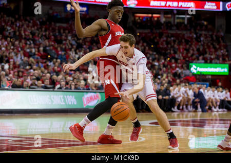 Madison, WI, Stati Uniti d'America. 29 gen, 2018. Wisconsin Badgers avanti Nate Reuvers #35 rigidi per il cestello durante il NCAA pallacanestro tra il Nebraska Cornhuskers e Wisconsin Badgers a Kohl Center a Madison, WI. Il Nebraska sconfitto Wisconsin 74-63. John Fisher/CSM/Alamy Live News Foto Stock