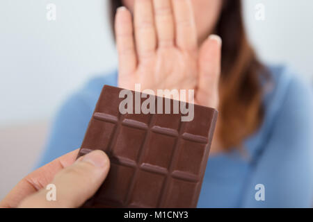 Close-up di una donna di rigetto di barra di cioccolato Foto Stock