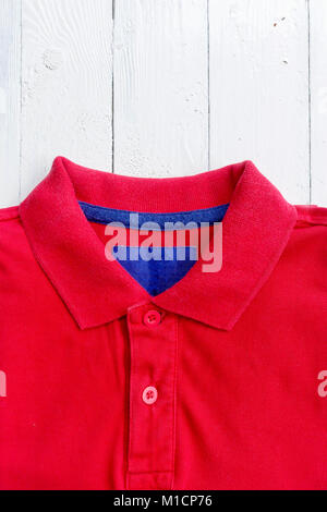 Vicino Polo shirt messo sul tavolo in legno Foto Stock