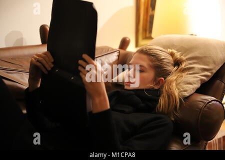 Giovane studente di giurisprudenza studi nella casa dei suoi nonni. Foto Stock