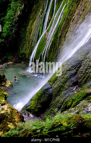 Piscina di acqua al di sotto di una cascata. Foto Stock