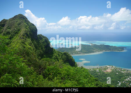 Vista dalla cima del Bora Bora della laguna e le altre isole. Foto Stock