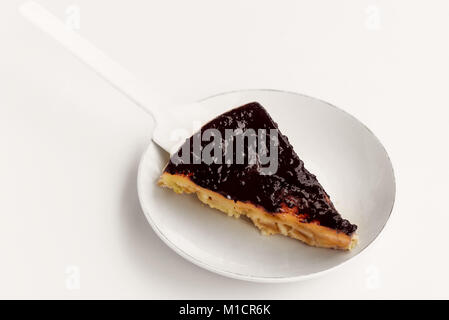 Torta ai mirtilli sul piattino Foto Stock