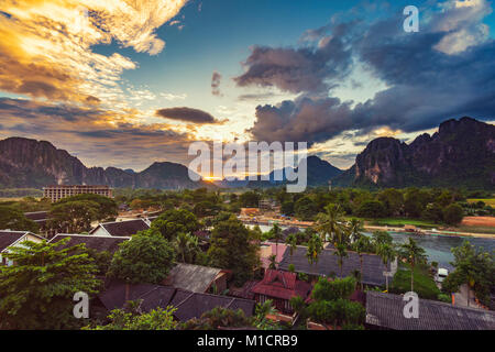 Punto di vista del paesaggio e il bellissimo tramonto a Vang Vieng, Laos. Foto Stock