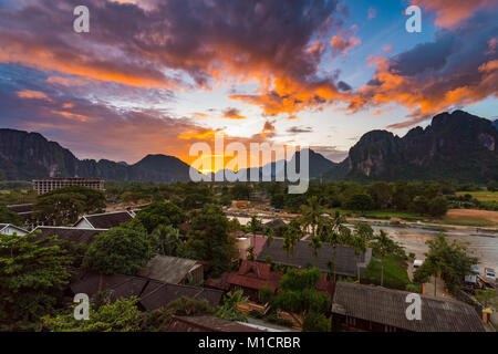 Punto di vista del paesaggio e il bellissimo tramonto a Vang Vieng, Laos. Foto Stock