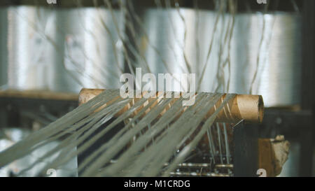 La produzione di aste in fibra di vetro - fabbricazione di rinforzo composito, industria di costruzione Foto Stock