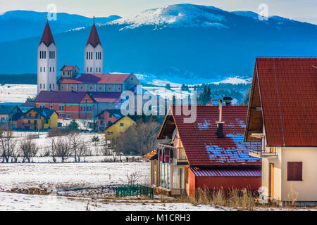 Vista panoramica al paesaggio invernale in città Kupres, Bosnia e Erzegovina, l'Europa. Foto Stock