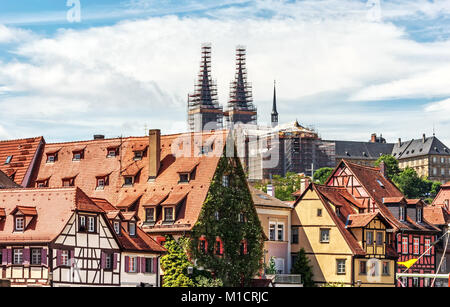 Un colorato fila di case presso il porto di Bamberg, Baviera, Germania Foto Stock