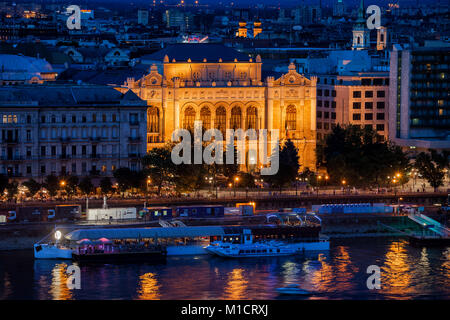 Vigado Concert Hall illuminata di notte nella città di Budapest - sul Danubio waterfront, Ungheria, Europa Foto Stock