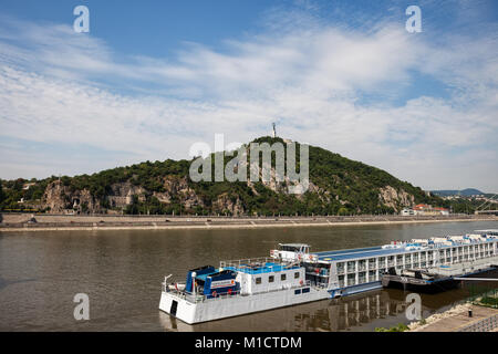 Gellert Hill e la barca di crociera sul fiume Danubio nella città di Budapest, Ungheria, Europa Foto Stock