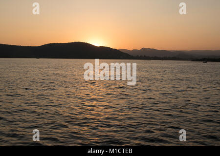 Tramonto sul lago Pichola, Udaipur, Rajasthan Foto Stock