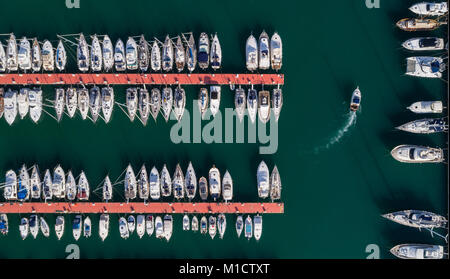 Barche ormeggiate lungo il molo al porto Foto Stock