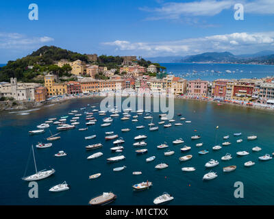 Barche ormeggiate in mare circondata da palazzi Foto Stock