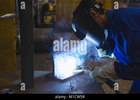 Saldatore riparazione di nave parte Foto Stock