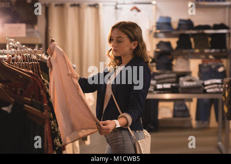 Bella donna di shopping per i vestiti Foto Stock