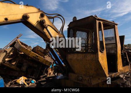 Gru nel scrapyard Foto Stock