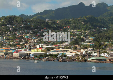 Città sulla costa di isola tropicale. Kingstown, Saint Vincent Foto Stock