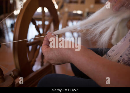 Senior donna seta tessitura al shop Foto Stock