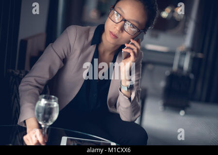 Bella donna parlando al telefono cellulare Foto Stock