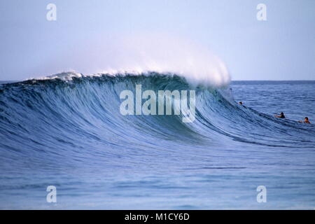 Vista laterale del tubo perfetto Pipeline wave Hawaii USA Foto Stock