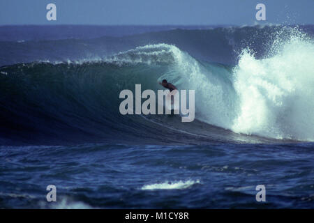 All'interno del tubo al tramonto sulla spiaggia di North Shore Oahu Hawaii Foto Stock