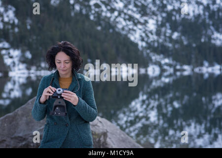 Donna Riesame di foto sulla fotocamera digitale Foto Stock