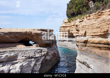 Sidari, Corfù, Grecia. Formazione rocciosa di Canal D'Amour a Sidari. Canal dell'amore. Foto Stock