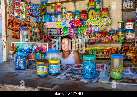 Una donna filippina tende il suo locale di sari-sari store, quartiere minimarket, in Barretto, Luzon, Filippine. Foto Stock