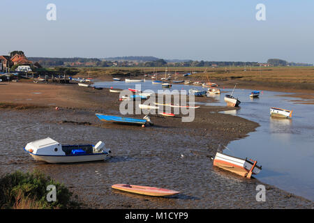 Barche a bassa marea a Burnham Overy Staithe sulla Costa North Norfolk. Foto Stock