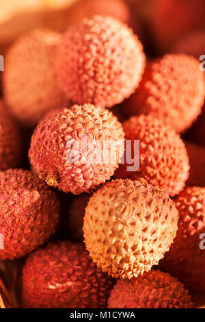 Piena vista del telaio di lychee frutti in un cestello in fine di luce del sole. Foto Stock