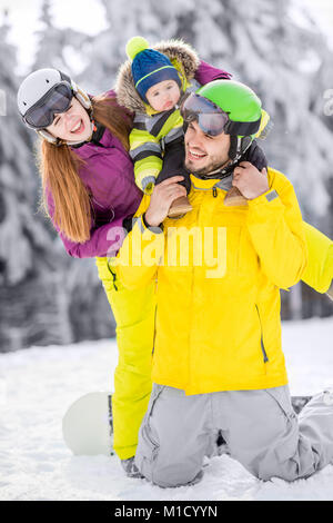 La famiglia felice durante le vacanze invernali Foto Stock