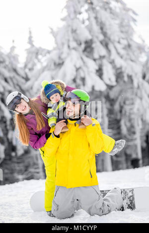 La famiglia felice durante le vacanze invernali Foto Stock