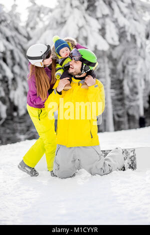 La famiglia felice durante le vacanze invernali Foto Stock