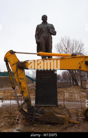 Il monumento a Lenin nel territorio dell'ex Likhachev impianto. L'iscrizione sul monumento: Vladimir Ilyich Lenin. Foto Stock