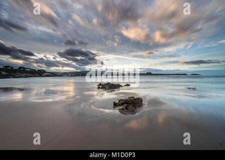 Un tramonto spettacolare sulla spiaggia di Arnao, Asturias, fotografando i diversi colori, forme e texture delle nuvole, riflessa nella sabbia fine Foto Stock