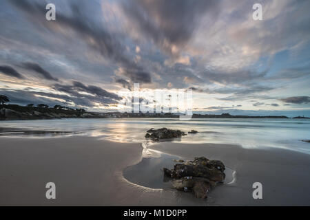 Un tramonto spettacolare sulla spiaggia di Arnao, Asturias, fotografando i diversi colori, forme e texture delle nuvole, riflessa nella sabbia fine Foto Stock