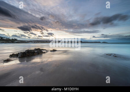 Un tramonto spettacolare sulla spiaggia di Arnao, Asturias, fotografando i diversi colori, forme e texture delle nuvole, riflessa nella sabbia fine Foto Stock