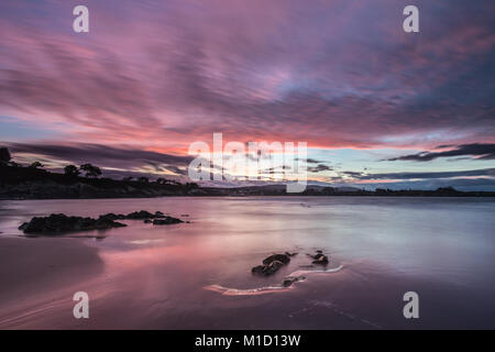 Un tramonto spettacolare sulla spiaggia di Arnao, Asturias, fotografando i diversi colori, forme e texture delle nuvole, riflessa nella sabbia fine Foto Stock