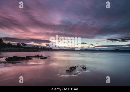 Un tramonto spettacolare sulla spiaggia di Arnao, Asturias, fotografando i diversi colori, forme e texture delle nuvole, riflessa nella sabbia fine Foto Stock