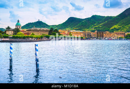 La città di Como in Italian Lake District, proprio di fronte al lago. L'Italia, l'Europa. Foto Stock