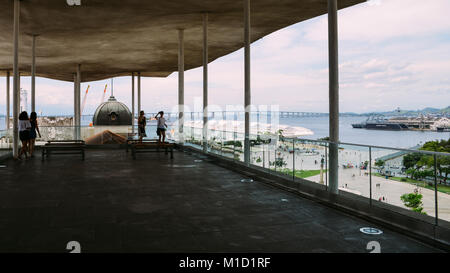 Vista panoramica di Praca Mauau e baia di Guanabara a Rio de Janeiro in Brasile. Acquisite a Rio Art Museum terrazza Foto Stock