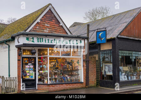 Shop facciata di un negozio chiamato "stregoneria" a Burley, Hampshire, Inghilterra, Regno Unito Foto Stock